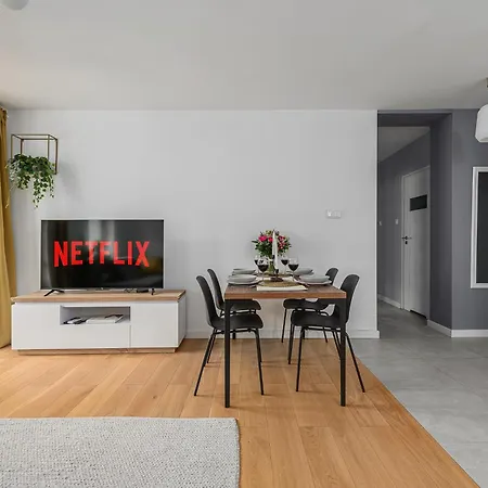 Lumina Lux With Balcony In The Center Of *