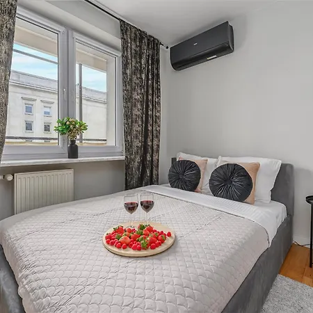 Lumina Lux With Balcony In The Center Of Apartment