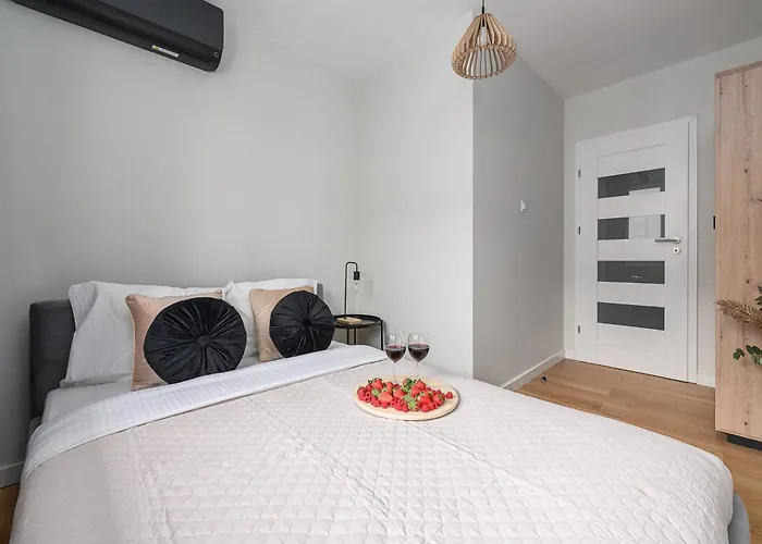 Lumina Lux With Balcony In The Center Of