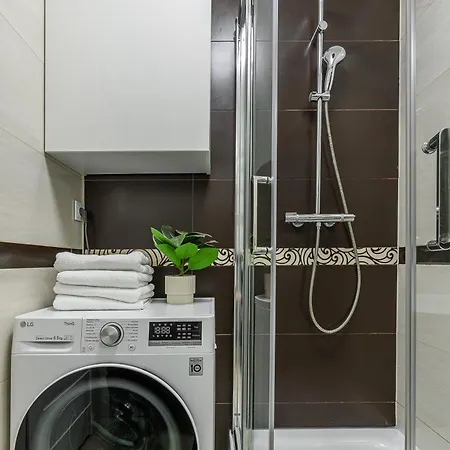 Lumina Lux With Balcony In The Center Of