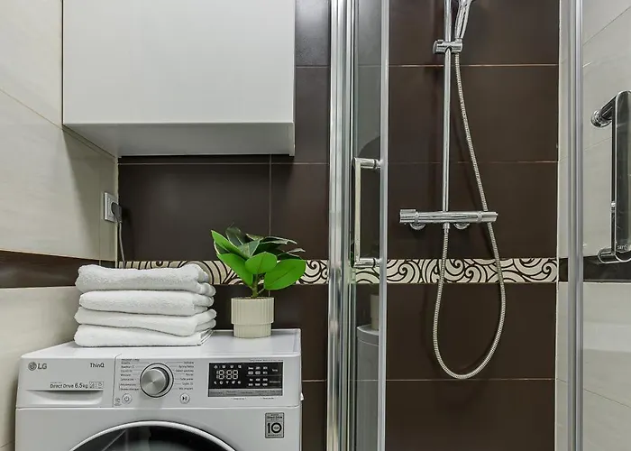 Lumina Lux With Balcony In The Center Of